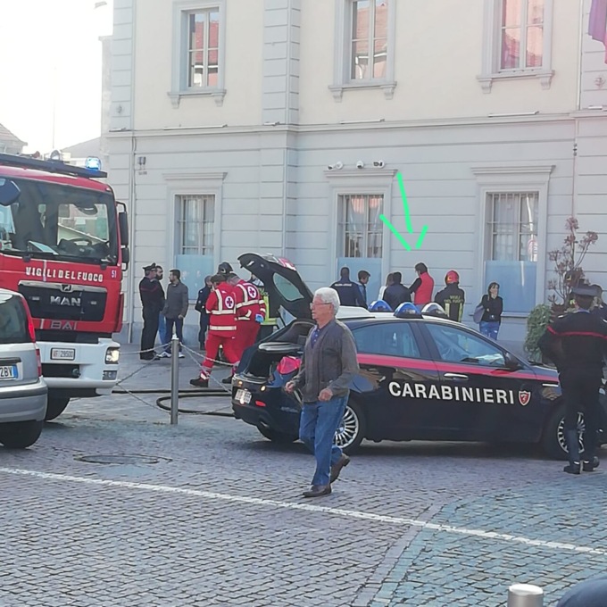 Nichelino, uomo si cosparge di benzina e minaccia di darsi fuoco davanti al Comune