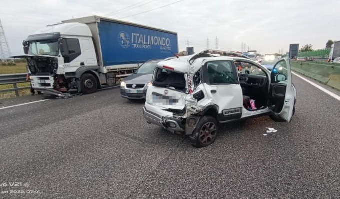 Auto contro tir in tangenziale Sud: una donna ferita e traffico in tilt