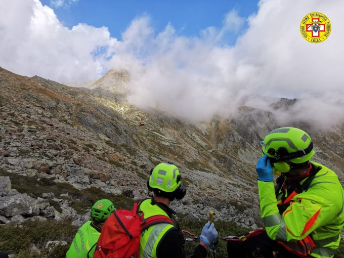 Tragedia in montagna, escursionista muore precipitando in un dirupo