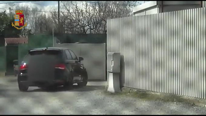 Auto rubate e smontate per riparare quelle incidentate: ai domiciliari carrozziere e commerciante d’auto