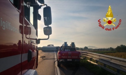 Incidente stradale in A5, furgone si ribalta sul raccordo Ivrea-Santhià