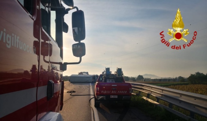 Incidente stradale in A5, furgone si ribalta sul raccordo Ivrea-Santhià