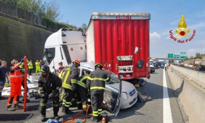 Schianto tra auto e tir in Tangenziale Sud: madre e figlio incastrati nell'abitacolo