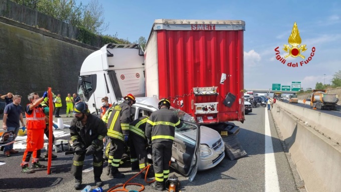 Schianto tra auto e tir in Tangenziale Sud: madre e figlio incastrati nell’abitacolo