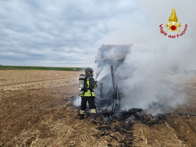 Carmagnola, imballatrice prende fuoco dopo un guasto: domate le fiamme dai pompieri