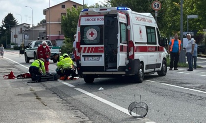 Donna travolta in bici da un'auto, trasportata al Cto in elisoccorso: è grave