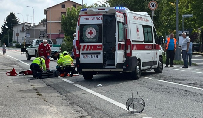 Donna travolta in bici da un’auto, trasportata al Cto in elisoccorso: è grave