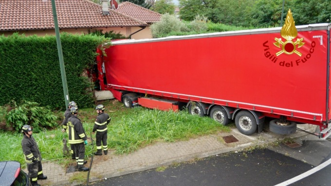 Perde il controllo del tir che finisce contro una casa dopo aver urtato un’auto