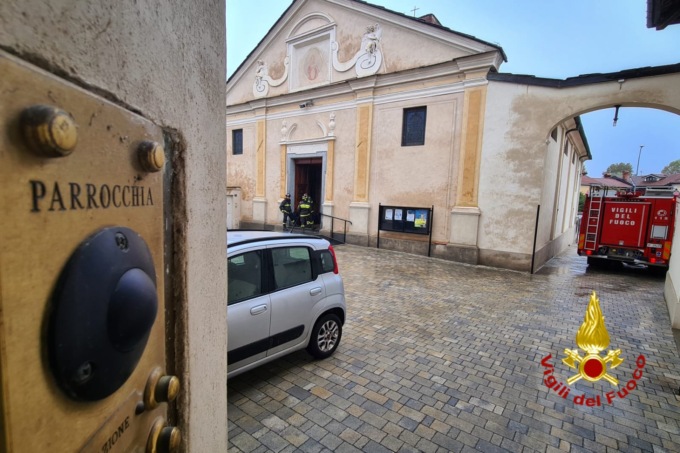 Crolla il pavimento nel retro della chiesa parrocchiale, ferito un uomo