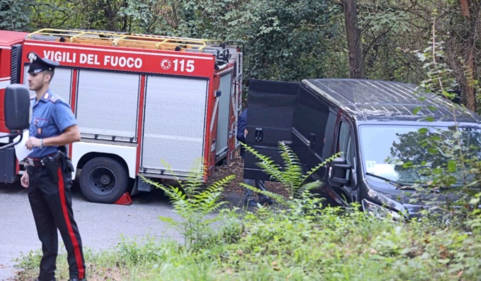 Cadavere ritrovato in un bosco, indagini in corso