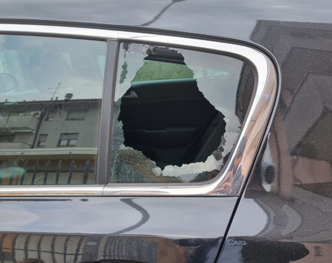 Orbassano, ladri d’auto in azione: rotti diversi finestrini vicino ad una rsa
