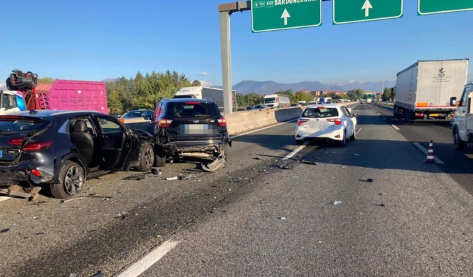 Schianto tra tre auto in Tangenziale: due feriti e traffico in tilt