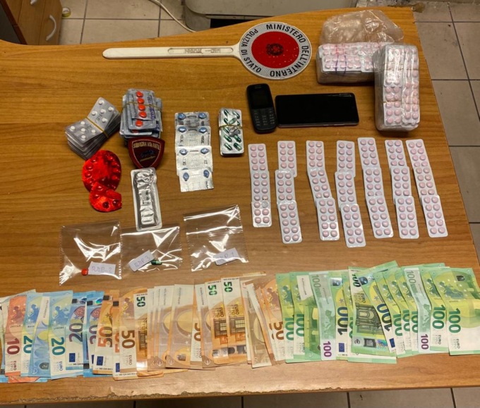 Uomo trovato in possesso di un ingente quantitativo di sostanze psicotrope: arrestato