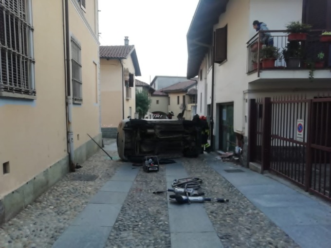 Rivalta di Torino, auto percorre una via stretta e si ribalta improvvisamente