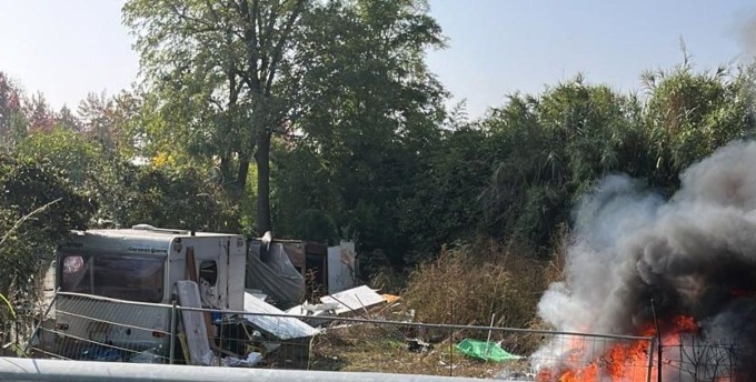 Beinasco, incendio nei pressi della circonvallazione: a fuoco due roulotte