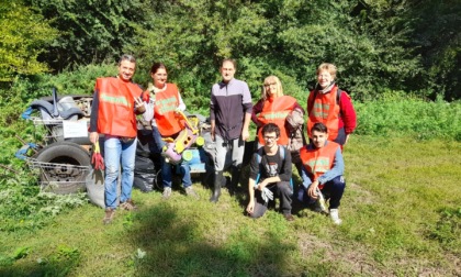 Nichelino, volontari di #iomirifiuto ripuliscono le sponde del torrente Sangone