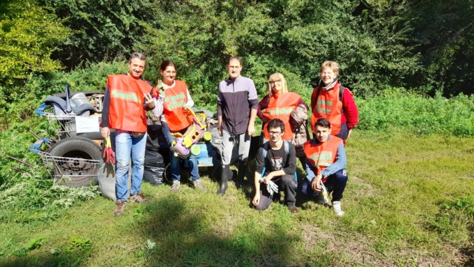 Nichelino, volontari di #iomirifiuto ripuliscono le sponde del torrente Sangone