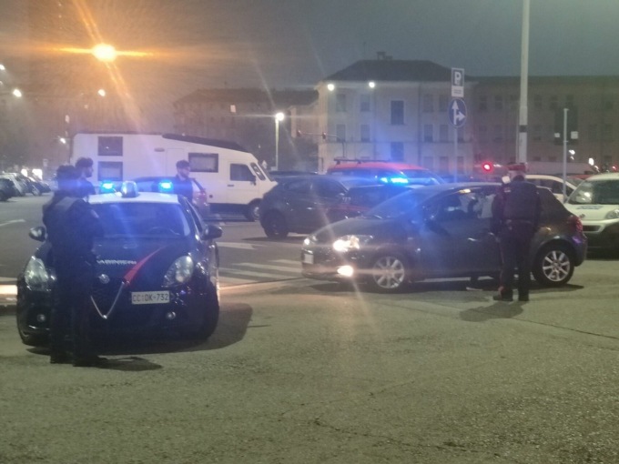 Moncalieri, controlli in piazza Bengasi: denunciato un uomo per danneggiamenti e atti osceni