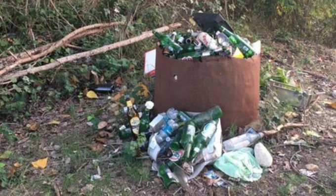 Carignano, abbandonato un bidone arruginito con delle bottiglie di vetro lungo le sponde del Po
