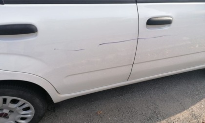 Moncalieri, auto vandalizzate con i pennarelli. I proprietari: "Abbiamo sporto denuncia"
