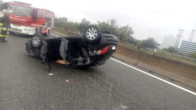Moncalieri, automobilista perde il controllo e si ribalta sulla sopraelevata