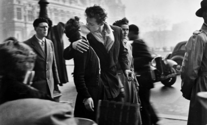 “Non solo Il bacio”, a Camera la mostra di fotografie di Robert Doisneau