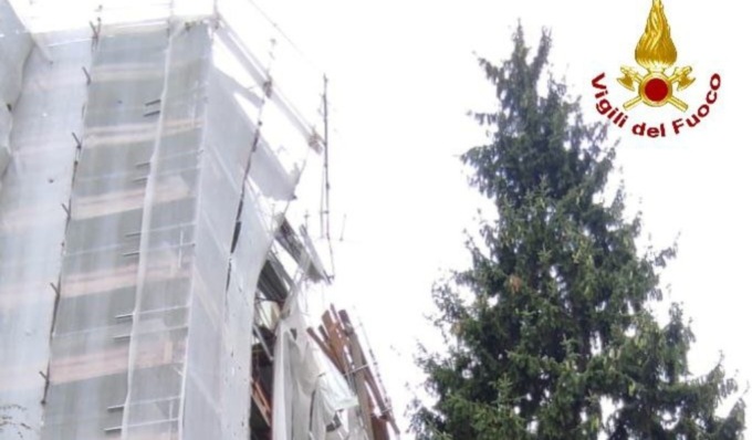 Incidente sul lavoro, cade ponteggio: tre feriti gravi