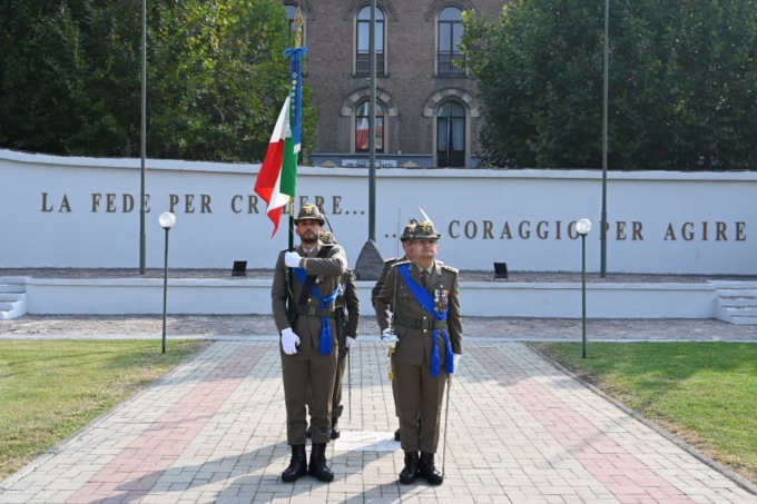 La brigata Taurinense riceve la bandiera di guerra  del 1° Reggimento Alpini