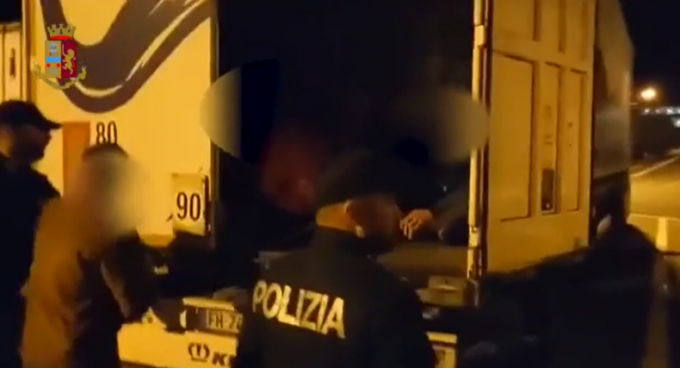 Trasportava immigrati clandestini dall’Italia alla Francia, arrestato cittadino afghano
