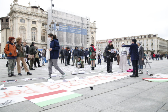 Sostegno delle donne iraniane: manifestazione in piazza Castello a Torino