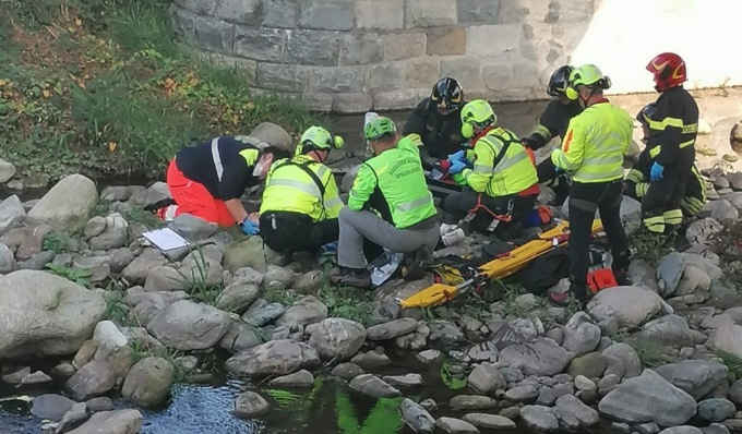 Si lancia dal ponte della ferrovia: 36enne salva dopo un volo di 8 metri