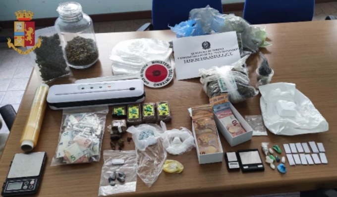 Mezzo chilo di droga nascosta nel tinello e in camera da letto, 25enne arrestato
