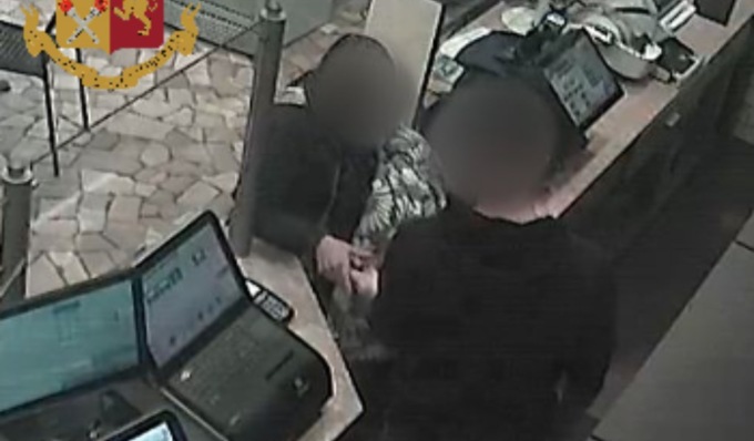 Tabaccaio ipnotizzato e rapinato di 8mila euro: due donne arrestate