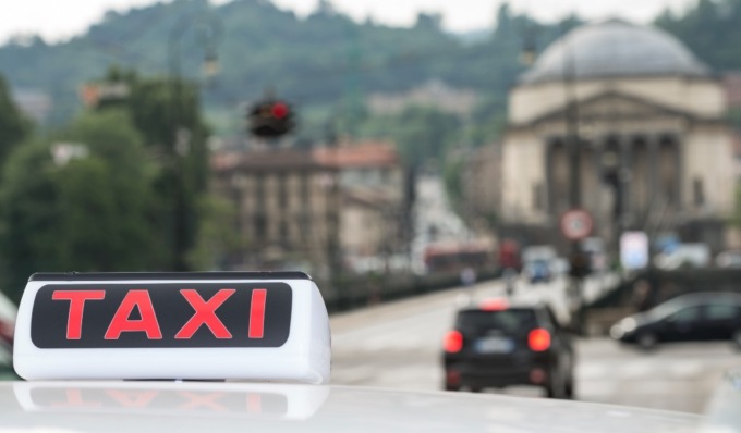 Scende dal tram e non si accorge dell’arrivo del taxi: investito, è grave