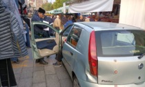 Nichelino, pensionato entra con l'auto tra la folla durante le ore di mercato: sanzionato