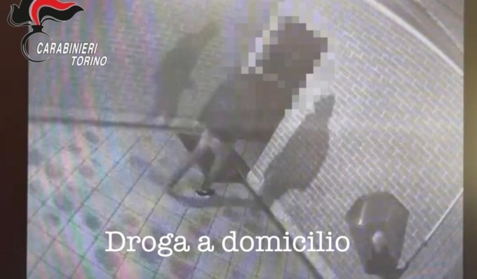 Sesso in cambio di crack, scoperta casa d’appuntamenti: tre arresti