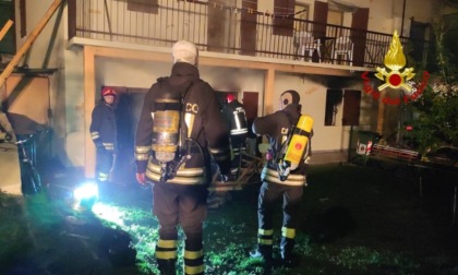 Incendio in una villetta: marito, moglie, 3 cani e un gatto intrappolati all'interno