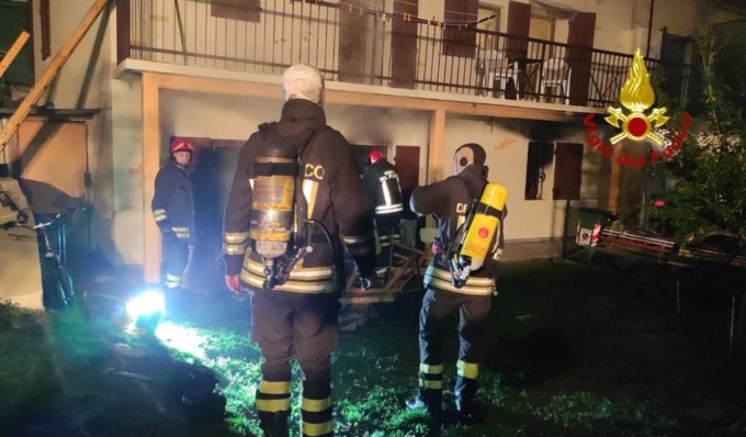 Incendio in una villetta: marito, moglie, 3 cani e un gatto intrappolati all’interno