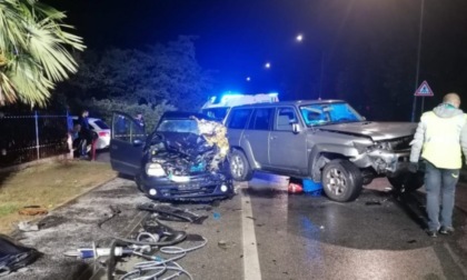 Schianto frontale tra auto e fuoristrada: tre feriti, uno grave