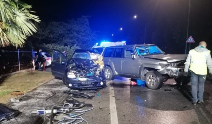 Schianto frontale tra auto e fuoristrada: tre feriti, uno grave