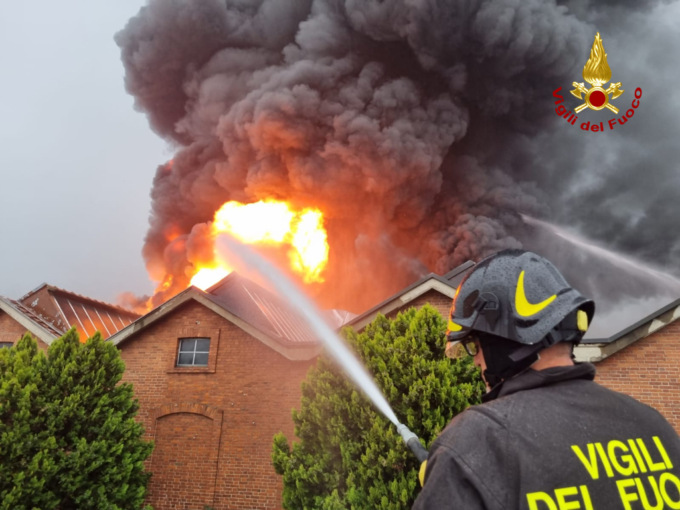 Luserna San Giovanni, fiamme all’interno del deposito di bottiglie di plastica dell’acqua minerale Sparea
