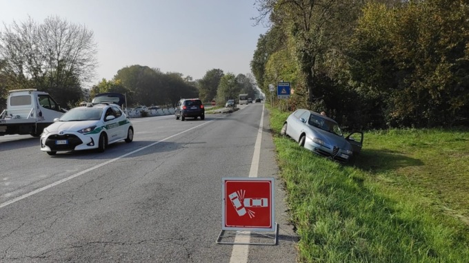 Stupinigi, auto sbanda e rompe i segnali stradali: un ferito
