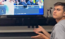 Dybala rivede alla tv la partita contro l'Inter ed imita Khaby Lame