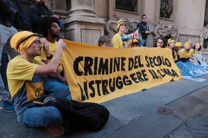 Attivisti vestiti da Minions bloccano l’ingresso del Consiglio Regionale