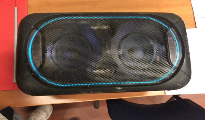 In piazza Santa Giulia con una cassa acustica che diffonde musica ad alto volume