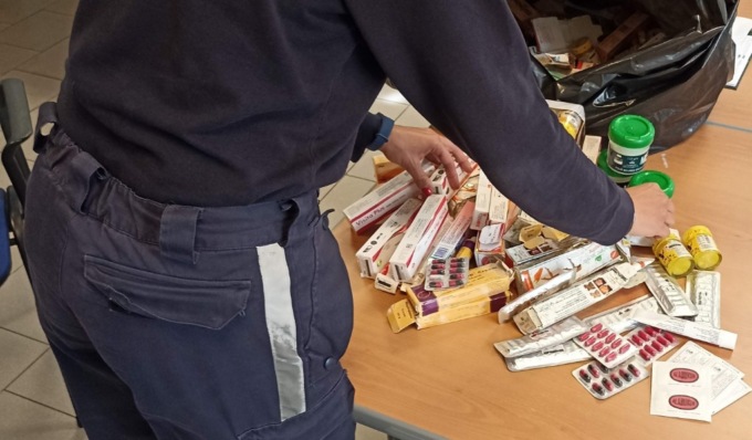 Creme dermatologiche, antibiotici e aspirine venduti abusivamente a Porta Palazzo