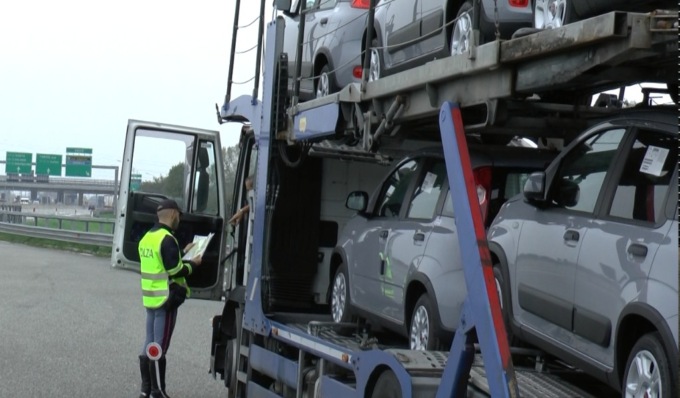 Traffico di auto rubate tra Torino e Reggio Calabria: quattro persone arrestate per riciclaggio