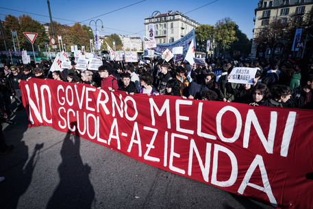 “No Meloni day”: studenti in corteo contro il governo nel centro città