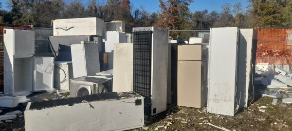 Beccato con il figlio mentre smaltisce abusivamente elettrodomestici esausti