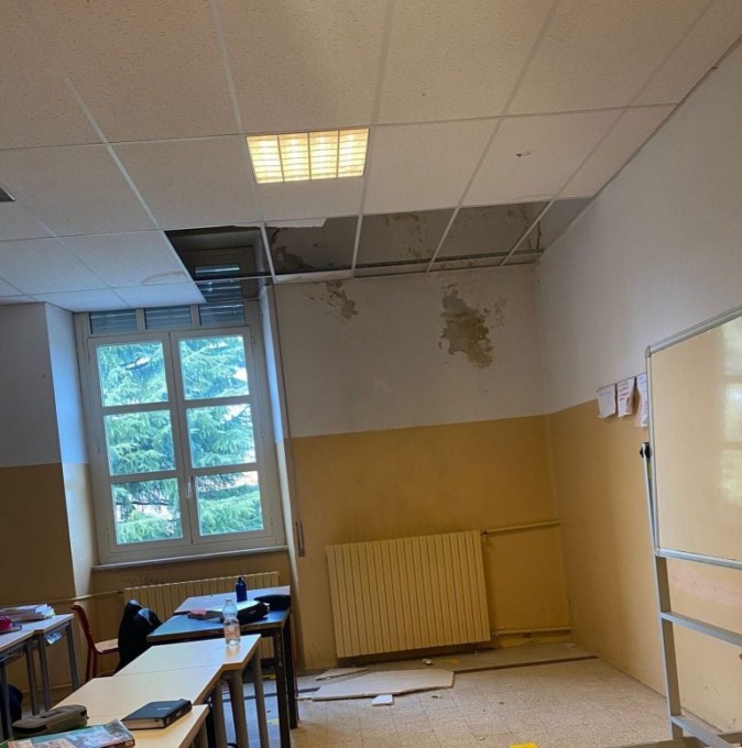 Rivoli, Istituto Superiore Romero: colpisce il controsoffitto con un portapenne e crollano i pannelli